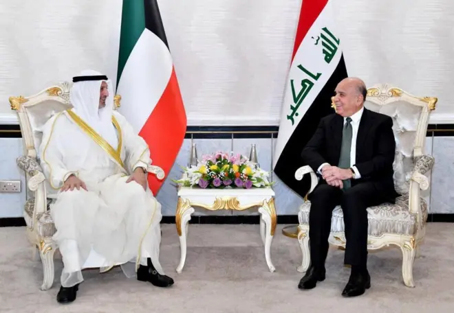 فؤاد حسين، وزير خارجية العراق (يميناً) وسالم عبدالله الجابر الصباح، وزير خارجية الكويت (يساراً)