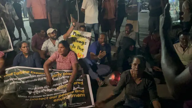 මන්නාරම නගරයේ ඉදිකිරීමට අපේක්ෂිත සුළං බලාගාර වෙත අවශ්‍ය ටර්බයින හා අනෙකුත් උපකරණ (සැප්තැම්බර් 26 වැනිදා) රාත්‍රියේ පොලිස් ආරක්ෂාව යටතේ මන්නාරම නගරයට