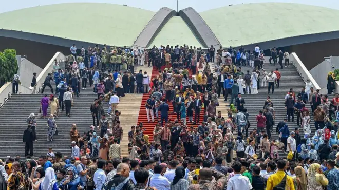 Sejumlah anggota DPR dan DPD masa bakti 2024-2029 berfoto di depan Gedung Kura-Kura usai dilantik di Kompleks Parlemen, Senayan, Jakarta, Selasa (1/10/2024).