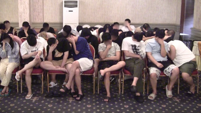 මහනුවර කුණ්ඩසාලේ ප්රදේශයේ හෝටලයකදී ඔන්ලයින් මූල්ය වංචා සම්බන්ධයෙන් පසුගිය දා සැකපිට අත්අඩංගුවට ගත් චීන ජාතිකයින් පිරිසක්