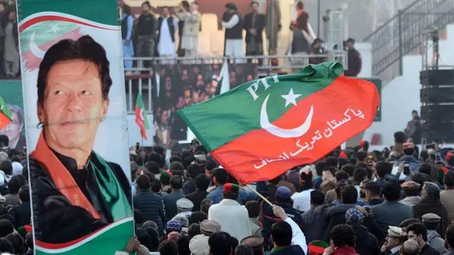 ایک جلسے میں تحریک انصاف کا جھنڈا اور تصویر