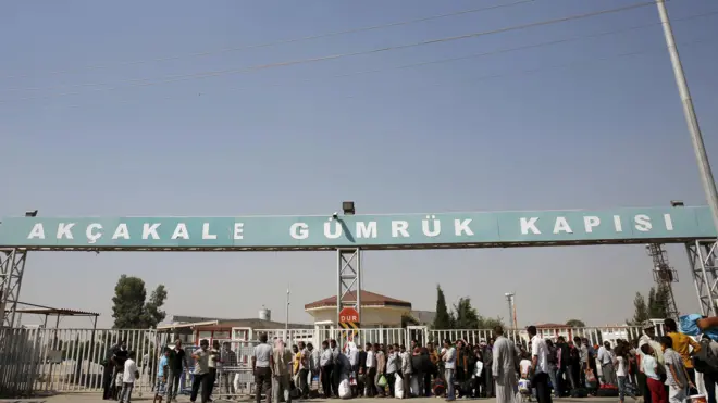 Suriyeliler Akçakale sınır kapısının önünde bekliyor.