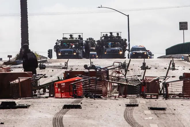 صحنه‌ای از بستن خیابان و حضور خودروهای گارد ملی در لس‌آنجلس