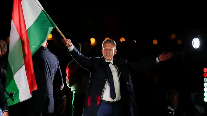 Peter Mađar maše mađarskom zastavom u izbornoj noći