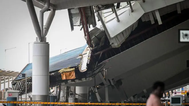 దిల్లీ విమానాశ్రయంలో కూలిన పైకప్పు