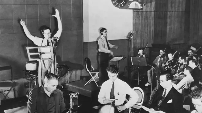 ስቱዲዮ ውስጥ የሬዲዮ ፕሮግራሙ ሲቀረጽ