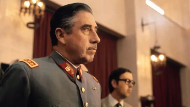 El general Augusto Pinochet durante una conferencia de prensa tras el golpe contra Salvador Allende