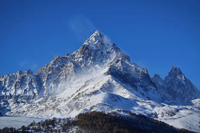 Neve cobrindo as encostas rochosas de Monviso, nos Alpes italianos