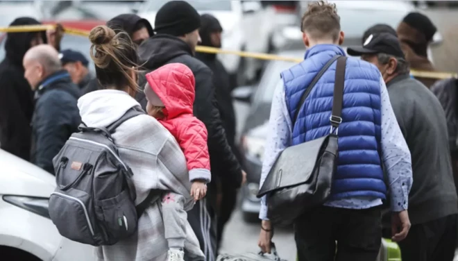 रूस के लोग देश छोड़ कर जाते हुए 