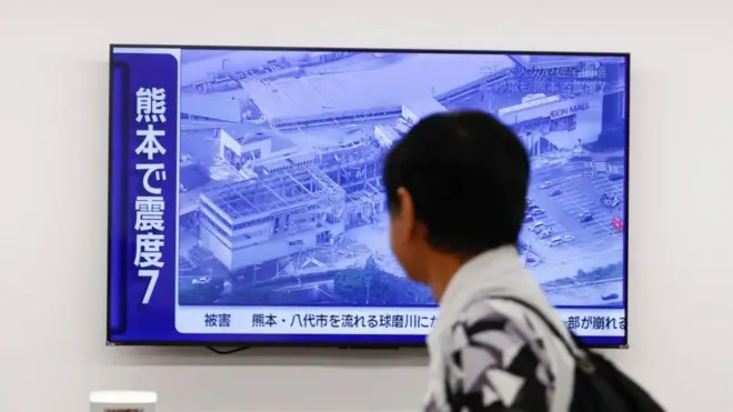 テレビ画面に熊本地震のニュース映像が映っている