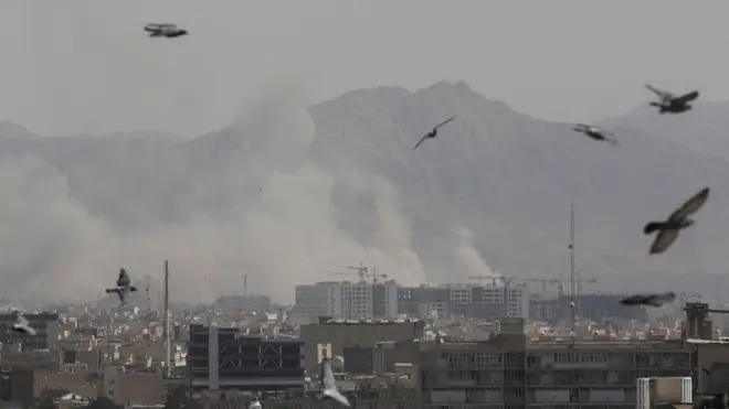 Columnas de humo se ven sobre la capital iraní, Teherán