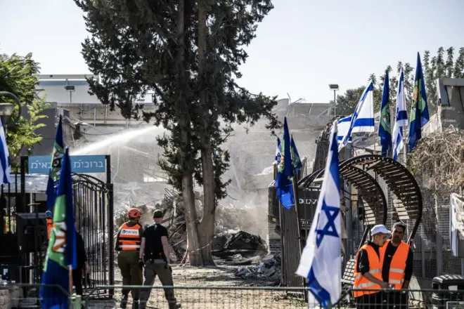 عناصر من الدفاع الإسرائيلي يقومون بإزالة الأنقاض بعد سقوط صاروخ أطلقه الحوثيون في اليمن على مدرسة في رامات جان شرقي تل أبيب في إسرائيل في 19 ديسمبر 2024