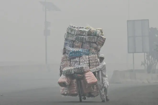 लाहौर में बीते कई दिनों से जारी है प्रदूषण का कहर