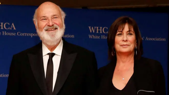Rob e Michele Reiner em traje de gala no tapete vermelho do jantar da Associação de Correspondentes da Casa Branca, em Washington D.C., em 28/4/2018