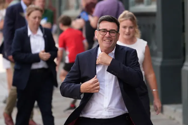 Andy Burnham em visita a Gravesend, em Kent