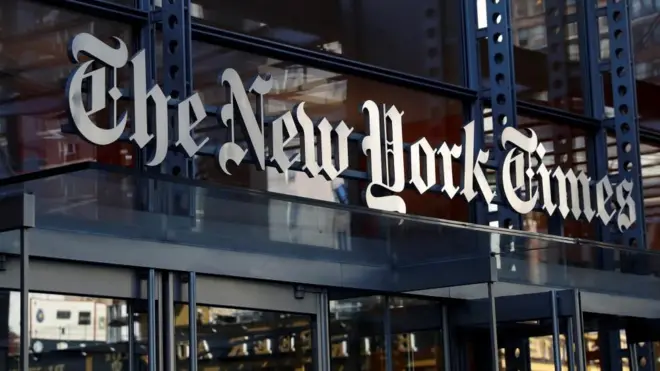 Letrero del New York Times en la fachada del edificio del periódico en Manhattan (foto de archivo)