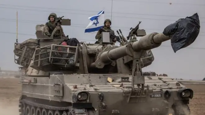 Wanajeshi wa Israel wanaonekana kwenye kifaru karibu na mpaka wa Gaza mnamo Oktoba 9, siku mbili baada ya shambulio la Hamas.