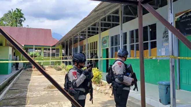 Personel Brimob Polda Sumatera Barat berjaga di lokasi ledakan yang diduga berasal dari bom rakitan di MAN 3 Kota Padang, Kelurahan Balai Gadang, Kecamatan Koto Tangah, Kota Padang, Selasa (14/07/2026). Polisi melakukan sterilisasi dan olah tempat kejadian perkara, sementara seorang siswa yang diduga membawa bom rakitan diamankan untuk menjalani pemeriksaan.
