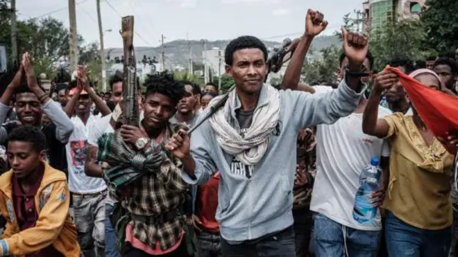 Namoota meeshaa waraanaa fi kaan qabatanii hiriiraan jiran