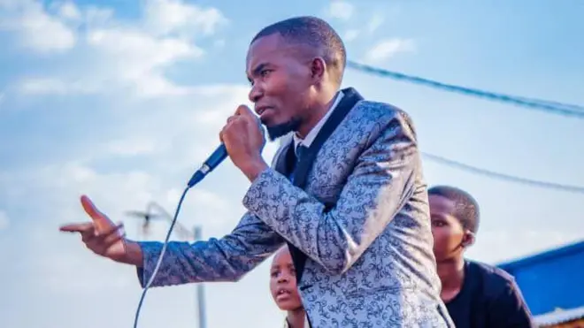 Pasitori Therence Cintije wo mw'ishengero rya Jerusalem yo mu Burundi [Jerusalem du Burundi], avuga ko yatanguye gukunda umuziki kuva akiri umwana.