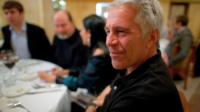 Epstein de perfil en una cena