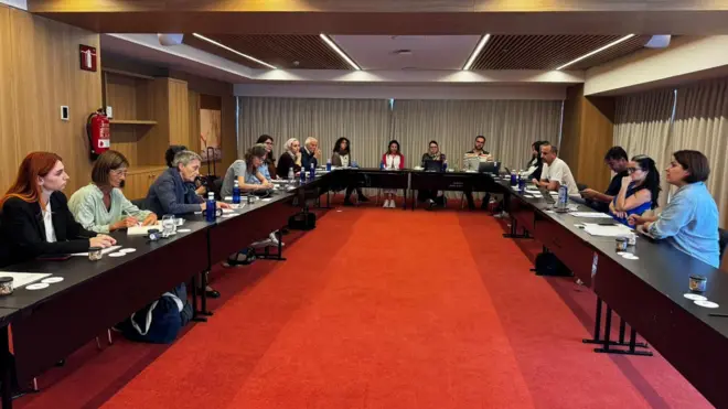 دادستان‌ها و قضات یک روز پیش از برگزاری دادگاه مردمی برای زنان افغانستان در شهر مادرید با هم ملاقات کردند. 