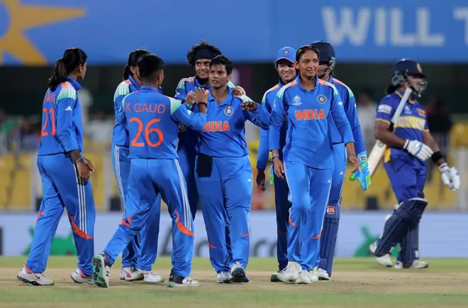 2025 ලෝක කුසලාන කාන්තා ක්රිකට් තරගාවලියේ ශ්රී ලංකාව සමග පැවැති පළමු තරගය ඩක්වත් සහ ලුවිස් න්යායට (DLS) අනුව සත්කාරක ඉන්දීය කණ්ඩායම ලකුණු 59කින් ජය ගත්තේය.