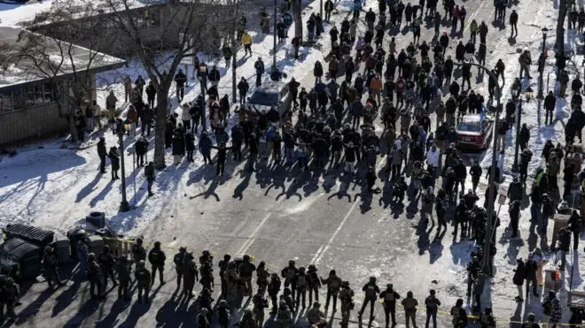 상공에서 촬영된 한 사진에는 눈 덮인 도로 한쪽에는 ICE 요원들이 줄지어 서 있고, 다른 쪽에는 시위대가 맞서고 있는 모습이 보인다
