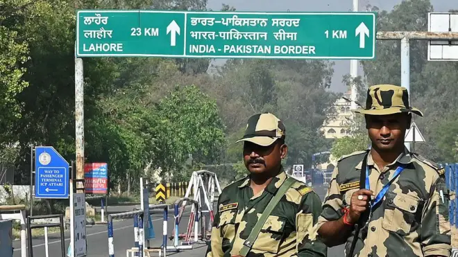 अटारी चेक पोस्ट पर तैनात बीएसएफ़ के जवान 