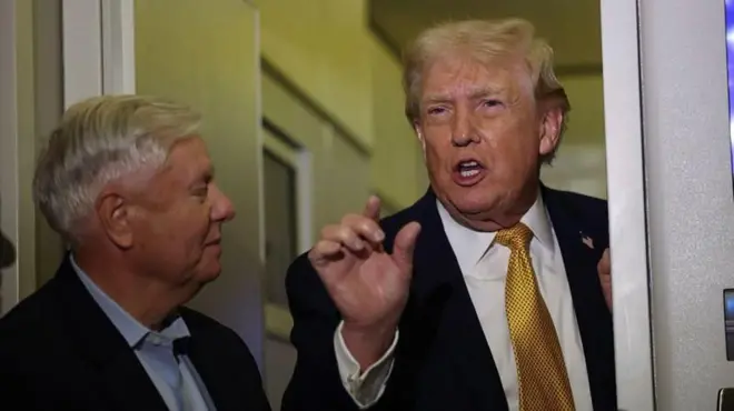 अमेरिकेचे सीनेटर लिंडसे ग्रॅहम आणि राष्ट्राध्यक्ष डोनाल्ड ट्रम्प