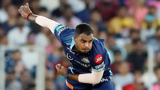 मे 2022 मध्ये राजस्थान रॉयल्सविरुद्धच्या सामन्यात गोलंदाजी करताना यश दयाल