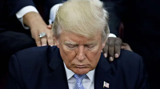 Доналд Трамп током једне од молитви у Белој кући