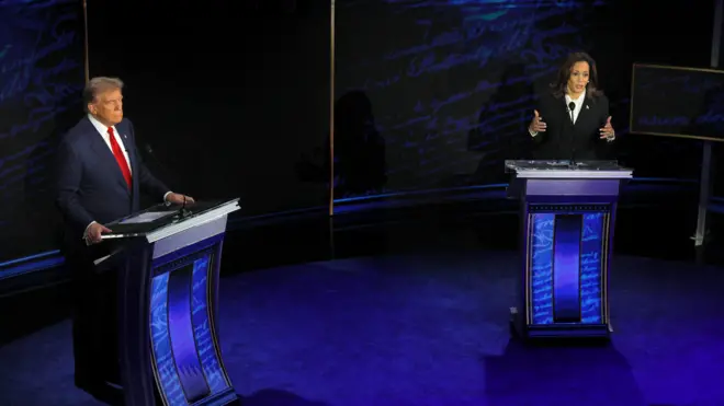مرشح الحزب الجمهوري للرئاسة الرئيس الأمريكي السابق دونالد ترامب ومرشحة الحزب الديمقراطي للرئاسة نائبة الرئيس الأمريكي كامالا هاريس يحضران مناظرة رئاسية تستضيفها شبكة إيه بي سي في فيلادلفيا بولاية بنسلفانيا بالولايات المتحدة الأمريكية