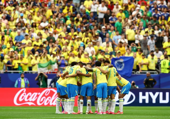 Jogadores do Brasil se reúnem antes da partida 