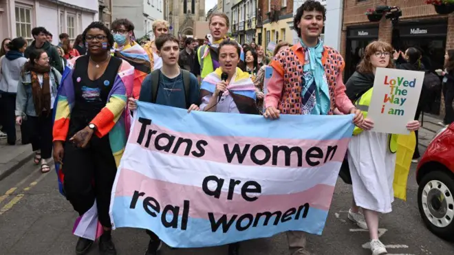 демонстрация в 2023 в Оксфорде, где должна была выступать Сток