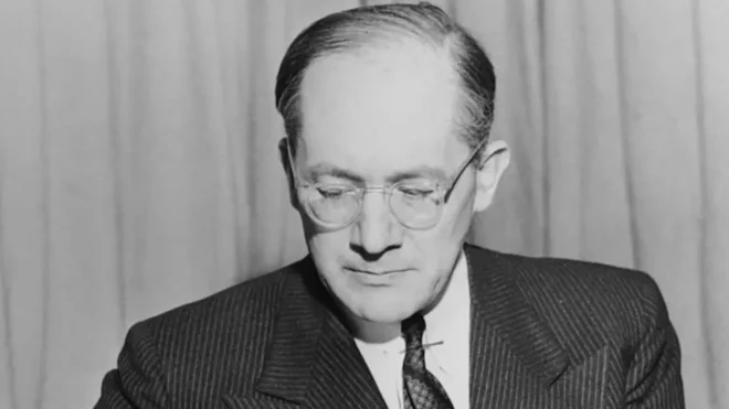 عکسی از رافائل لمکین که به پایین نگاه میکند