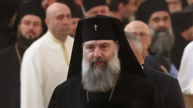 Митрополит Шіо у чорному вбранні