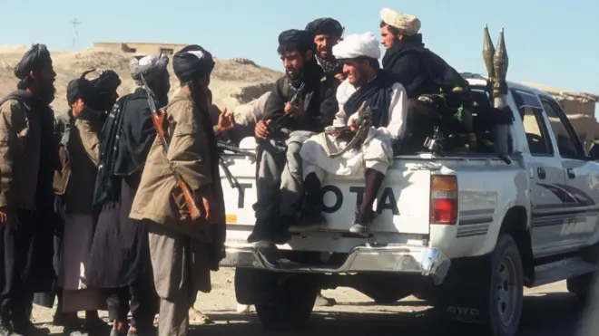 1975 میں بگرام ایئر بیس پر طالبان عسکریت پسند ٹویوٹا ہائیلکس گاڑی میں سوار ہیں