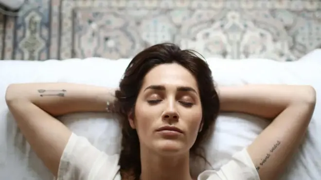 امرأة نائمة