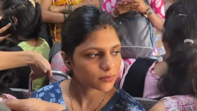 काजल राजपूत याच नोकरदार वर्गातील एक महिला. सीएसएमटी येथे मुंबई महानगरपालिकेच्या मुख्यालयाजवळ त्या एका बँकेत नोकरी करतात.