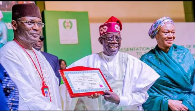 Ọjọgbọn Mahmoud Yakubu, alaga INEC n fun Bola Tinubu ni iwe ẹri ibo
