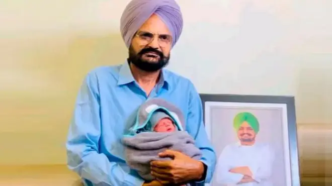 سدھو موسے والا کے والد نومولود بیٹے کے ہمراہ