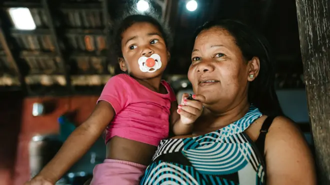 Avó e criança no colo