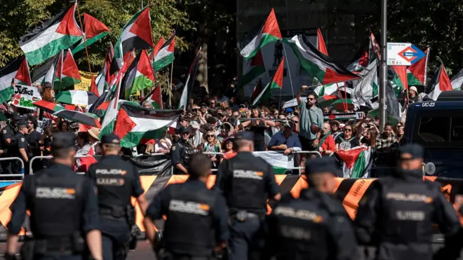 اشتبكت شرطة مكافحة الشغب مع متظاهرين مؤيدين للفلسطينيين عطلوا المرحلة الأخيرة من سباق "لا فويلتا" للدراجات الهوائية في مدريد، إسبانيا، في 14 سبتمبر/أيلول 2025. أغلق المتظاهرون أجزاءً رئيسية من مركز المدينة اعتراضاً على مشاركة فريق "إسرائيل بريميير تيك"، منددين بانتهاكات إسرائيل في غزة والضفة الغربية. 