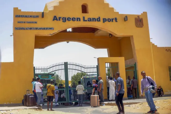 سودانيون يقفون في طابور أمام معبر أرقين الحدودي بين مصر والسودان