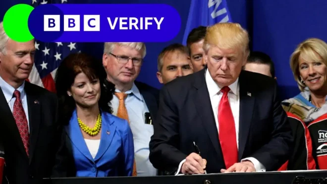 ترامپ در حال امضاء کردن سندی