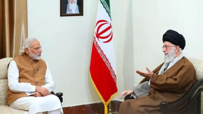 2016 ஆம் ஆண்டு இரானுக்கு பயணம் செய்த இந்தியப் பிரதமர் நரேந்திர மோதி, இரானின் அதிஉயர் தலைவர் அயதுல்லா அலி காமனெயி தெஹ்ரானில் சந்தித்தார்.