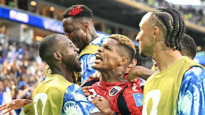 El equipo de Cabo Verde celebra el gol del empate contra Uruguay.