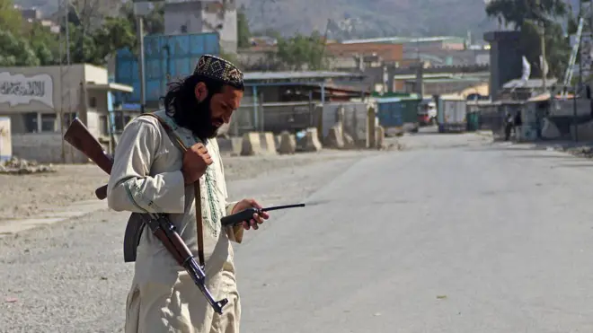 Sınırdaki bir taliban milisi