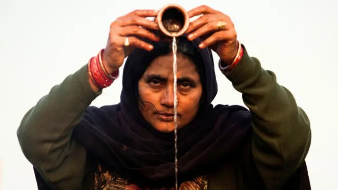 నీటితో సూర్య నమస్కారం చేస్తున్న మహిళ